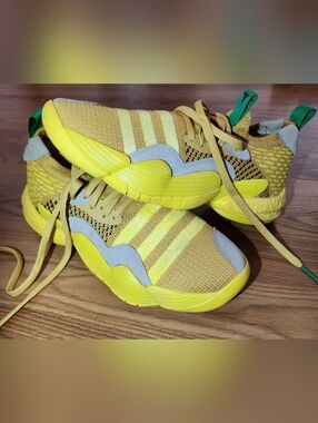 Adidas Trae Young 2.0 Basketball Athletic Shoes Size 9.5 Hazy Yellow IG4793 New